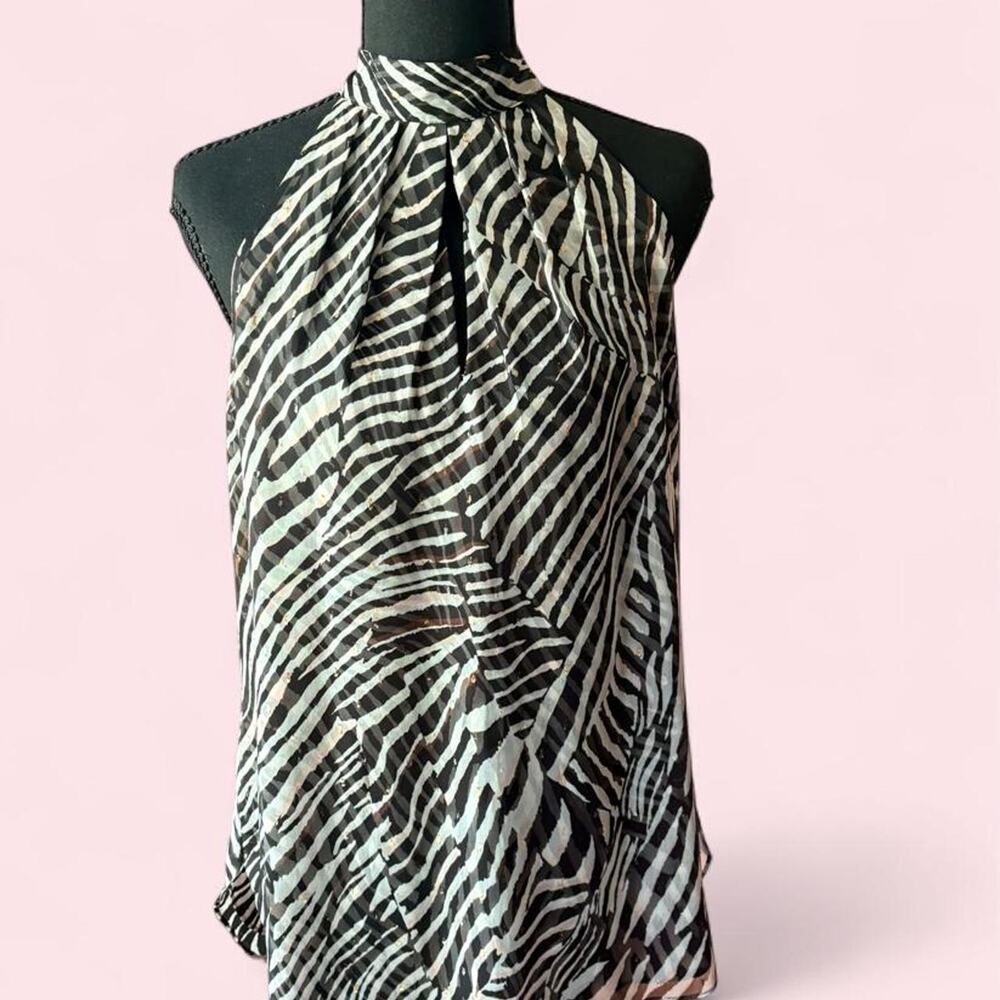 White House Black Market Size 8 Elegant sleeveless blouse in a chic zebra print